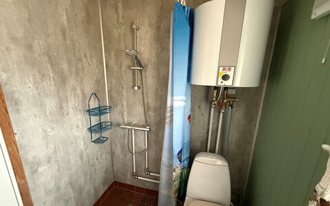 Srebrenka - 350M from the Sea: Loodgieterswerkinrichting, Flooring, Verdieping, Loodgieter, Wc Bril, Badkamer, Toilet, Kamer, Tegel, Wastafel
