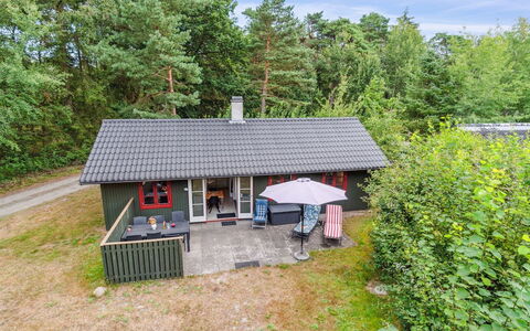 Gail - 200M from the Sea: Hout, Dak, Architectuur, Huis, Huis, Verblijf, Siding, Hardwood, Helling, Landgoed