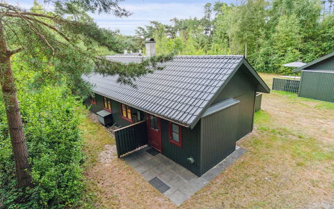Gail - 200M from the Sea: Hout, Dak, Architectuur, Huis, Huis, Verblijf, Siding, Hardwood, Helling, Landgoed