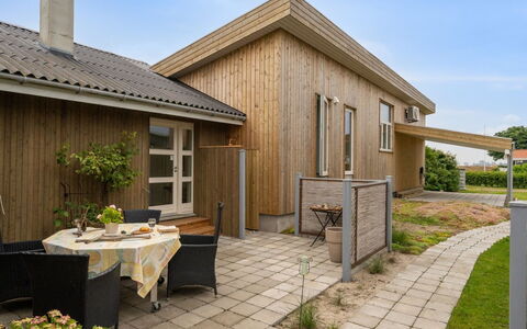 Susana - 50M from the Sea: Zwembad, Buitenmeubels, Meubilair, Toevlucht, Flagstone, Eco Hotel, Schaduw, Stoel, Vrije Tijd, Landgoed