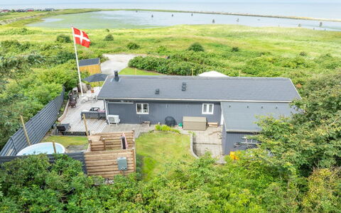 Alessandra - 80M to the Fjord: Blauw, Struik, Verblijf, Groundcover, Tuin, Landgoed, Schaduw, Landscaping, Boerderij, Eco Hotel