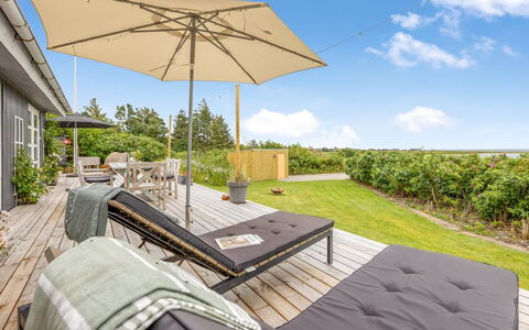Alessandra - 80M to the Fjord: Blauw, Struik, Verblijf, Groundcover, Tuin, Landgoed, Schaduw, Landscaping, Boerderij, Eco Hotel