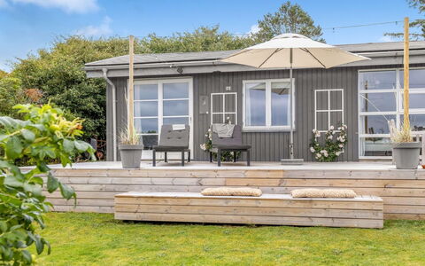 Alessandra - 80M to the Fjord: Blauw, Struik, Verblijf, Groundcover, Tuin, Landgoed, Schaduw, Landscaping, Boerderij, Eco Hotel
