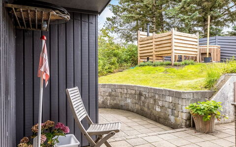 Alessandra - 80M to the Fjord: Blauw, Struik, Verblijf, Groundcover, Tuin, Landgoed, Schaduw, Landscaping, Boerderij, Eco Hotel