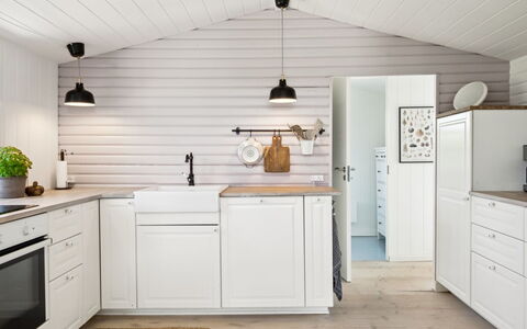 Kim - 250M from the Sea: Keuken, Flooring, Countertop, Interieur Ontwerp, Cabinetry, Hout, Meubilair, Verdieping, Toestel Van De Keuken, Plafond
