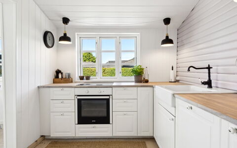 Kim - 250M from the Sea: Keuken, Flooring, Hout, Cabinetry, Countertop, Interieur Ontwerp, Verdieping, Meubilair, Toestel Van De Keuken, Kraan