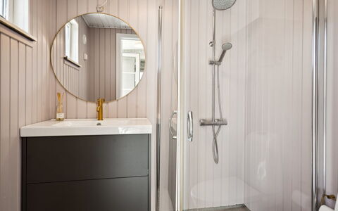 Kim - 250M from the Sea: Interieur Ontwerp, Loodgieterswerkinrichting, Flooring, Badkamer, Verdieping, Badkamerkast, Wastafel, Wastafel In De Badkamer, Spiegel, Loodgieter