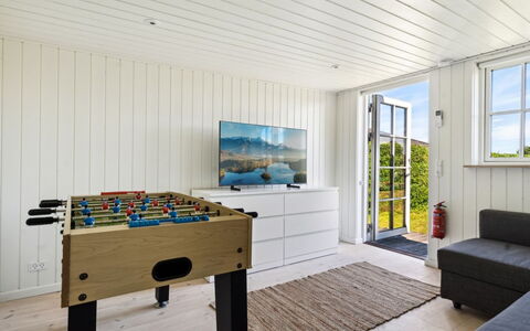 Kim - 250M from the Sea: Hout, Flooring, Interieur Ontwerp, Verdieping, Plafond, Meubilair, Houten Vloer, Kamer, Hardwood, Woonkamer