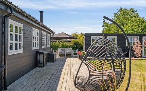 Kim - 250M from the Sea: Hout, Huis, Meubilair, Dak, Dek, Buitenmeubels, Verblijf, Deur, Veranda, Stoel