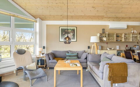 Ljuba - 1.3Km from the Sea: Meubilair, Interieur Ontwerp, Bankstel, Flooring, Verdieping, Hout, Plafond, Woonkamer, Kamer, Stoel