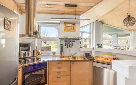 Ljuba - 1.3Km from the Sea: Keuken, Countertop, Interieur Ontwerp, Toestel Van De Keuken, Flooring, Cabinetry, Hout, Meubilair, Plafond, Major Appliance