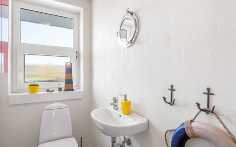 Ljuba - 1.3Km from the Sea: Muur, Loodgieterswerkinrichting, Flooring, Interieur Ontwerp, Verdieping, Loodgieter, Badkamer, Kamer, Kraan, Wastafel