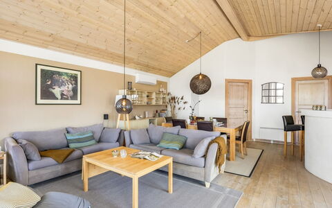 Ljuba - 1.3Km from the Sea: Meubilair, Interieur Ontwerp, Bankstel, Flooring, Hout, Plafond, Verdieping, Woonkamer, Kamer, Verlichting