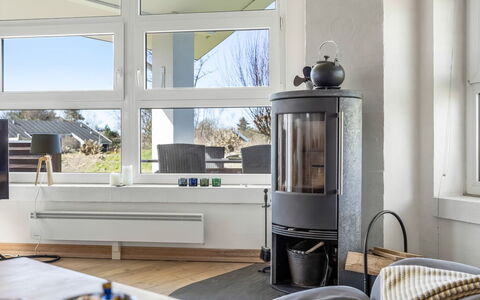 Ljuba - 1.3Km from the Sea: Meubilair, Interieur Ontwerp, Flooring, Verdieping, Hout, Verlichting, Kamer, Huis, Woonkamer, Houten Vloer