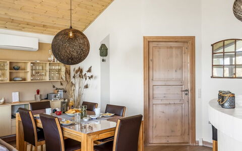 Ljuba - 1.3Km from the Sea: Meubilair, Interieur Ontwerp, Flooring, Muur, Stoel, Verdieping, Hout, Plafond, Lichte Inrichting, Eetkamer