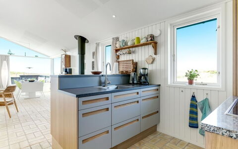 Zina - 50M from the Sea: Hout, Keuken, Flooring, Countertop, Interieur Ontwerp, Cabinetry, Verdieping, Meubilair, Toestel Van De Keuken, Plafond