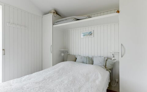 Zina - 50M from the Sea: Slaapkamer, Bed, Hout, Laken, Bedding, Interieur Ontwerp, Verdieping, Flooring, Linens, Meubilair