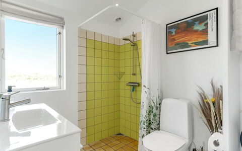 Zina - 50M from the Sea: Muur, Loodgieterswerkinrichting, Flooring, Interieur Ontwerp, Verdieping, Toilet, Wc Bril, Badkamer, Loodgieter, Wastafel