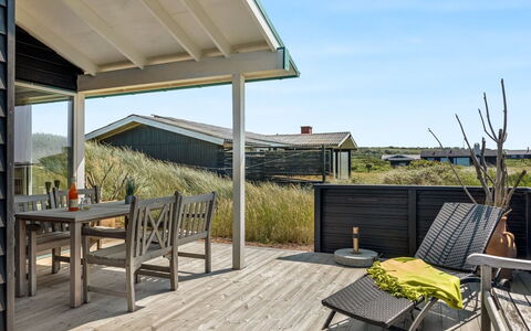Zina - 50M from the Sea: Hout, Veranda, Deur, Dek, Huis, Verblijf, Hardwood, Buitenmeubels, Plank, Schaduw