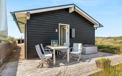 Zina - 50M from the Sea: Hout, Verblijf, Deur, Plank, Siding, Hardwood, Veranda, Schaduw, Buitenmeubels, Dek