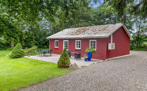 Saran - 30Km from the Sea: Blauw, Struik, Verblijf, Groundcover, Tuin, Landgoed, Schaduw, Landscaping, Boerderij, Eco Hotel