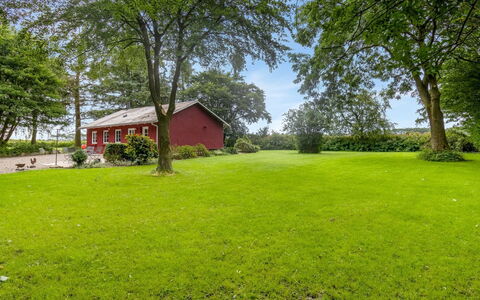 Saran - 30Km from the Sea: Blauw, Struik, Verblijf, Groundcover, Tuin, Landgoed, Schaduw, Landscaping, Boerderij, Eco Hotel