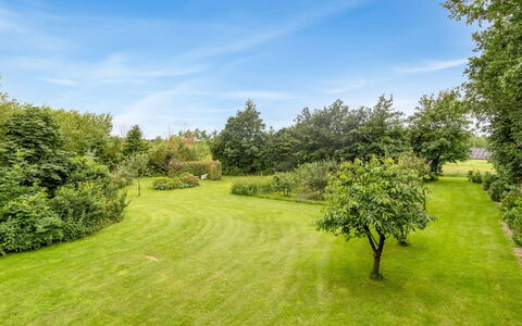 Saran - 30Km from the Sea: Blauw, Struik, Verblijf, Groundcover, Tuin, Landgoed, Schaduw, Landscaping, Boerderij, Eco Hotel