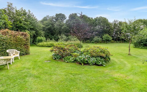 Saran - 30Km from the Sea: Blauw, Struik, Verblijf, Groundcover, Tuin, Landgoed, Schaduw, Landscaping, Boerderij, Eco Hotel