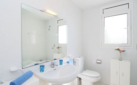 Prudenci: Badkamer, Kamer, Eigendom, Interieur Ontwerp, Huis, Onroerend Goed, Architectuur, Kraan, Verdieping, Gebouw