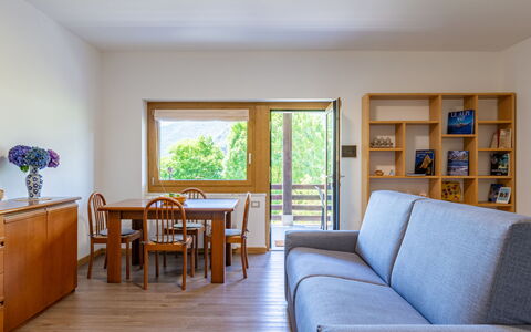 Angelina House: Meubilair, Tafel, Azure, Hout, Architectuur, Fabriek, Woonkamer, Verdieping, Flooring, Bankstel