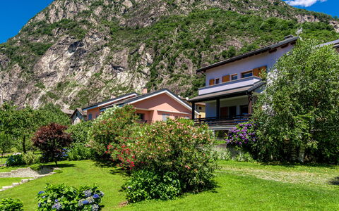 Angelina House: Fabriek, Lucht, Berg, Eigendom, Gebouw, Groen, Natuur, Natuurlijk Landschap, Huis, Boom