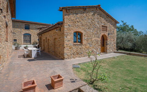 Le Fonti Apartments With Ac Near Siena: Fabriek, Lucht, Venster, Boom, Gebouw, Deur, Steen, Muur, Landelijk Gebied, Dak