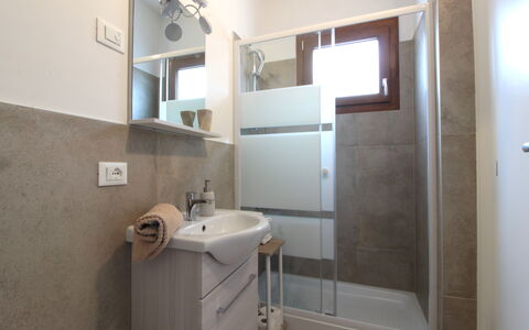 Comfort Apartment, Welness, Terrace: Spiegel, Eigendom, Loodgieterswerkinrichting, Kraan, Gebouw, Badkamer, Wastafel, Badkamerkast, Wastafel In De Badkamer