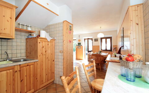 Baita a Pieve Tesino Mountain And Lake: Gootsteen, Meubilair, Cabinetry, Venster, Tafel, Gebouw, Wastafel, Fabriek, Countertop, Verlichting