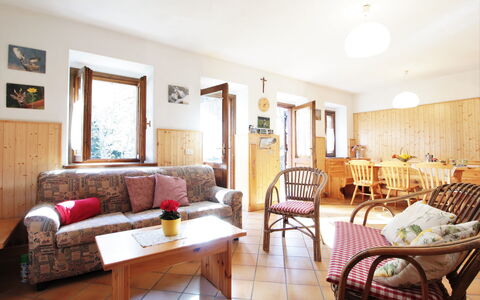 Baita a Pieve Tesino Mountain And Lake: Meubilair, Tafel, Eigendom, Fotolijst, Hout, Stoel, Bankstel, Oranje, Interieur Ontwerp, Woonkamer