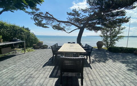 Sten - 30M from the Sea: Meubilair, Interieur Ontwerp, Flooring, Verdieping, Plafond, Kamer, Stoel, Tafel, Appartement, Keuken En Eettafel