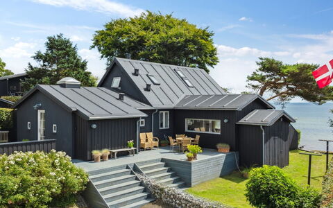 Sten - 30M from the Sea: Meubilair, Interieur Ontwerp, Flooring, Verdieping, Plafond, Kamer, Stoel, Tafel, Appartement, Keuken En Eettafel