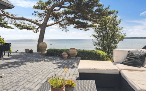 Sten - 30M from the Sea: Meubilair, Interieur Ontwerp, Flooring, Verdieping, Plafond, Kamer, Stoel, Tafel, Appartement, Keuken En Eettafel