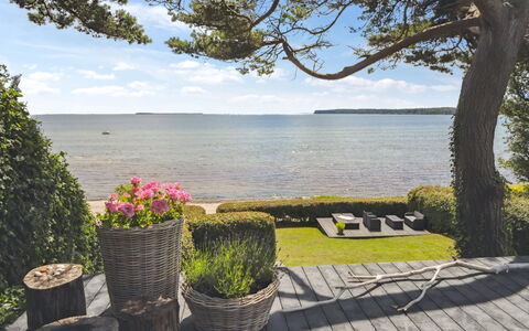 Sten - 30M from the Sea: Meubilair, Interieur Ontwerp, Flooring, Verdieping, Plafond, Kamer, Stoel, Tafel, Appartement, Keuken En Eettafel