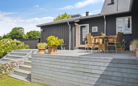 Sten - 30M from the Sea: Meubilair, Interieur Ontwerp, Flooring, Verdieping, Plafond, Kamer, Stoel, Tafel, Appartement, Keuken En Eettafel