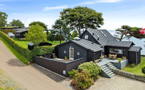 Sten - 30M from the Sea: Meubilair, Interieur Ontwerp, Flooring, Verdieping, Plafond, Kamer, Stoel, Tafel, Appartement, Keuken En Eettafel