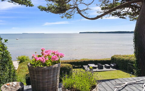 Sten - 30M from the Sea: Meubilair, Interieur Ontwerp, Flooring, Verdieping, Plafond, Kamer, Stoel, Tafel, Appartement, Keuken En Eettafel