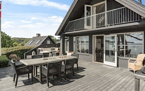 Sten - 30M from the Sea: Meubilair, Interieur Ontwerp, Flooring, Verdieping, Plafond, Kamer, Stoel, Tafel, Appartement, Keuken En Eettafel