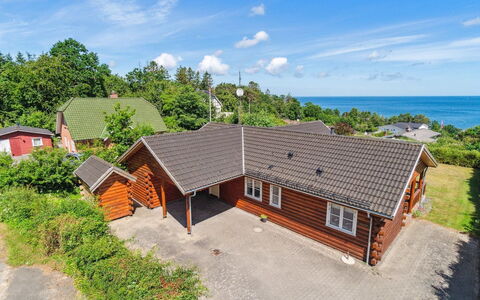 Lisbeth - 130M from the Sea: Hout, Dak, Architectuur, Huis, Huis, Verblijf, Siding, Hardwood, Helling, Landgoed