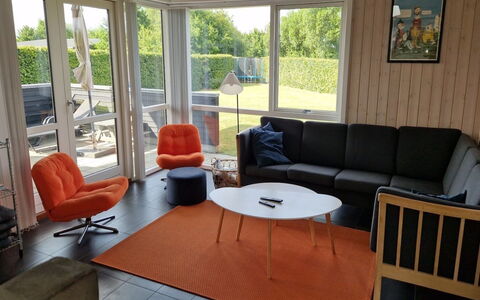 Gloria - 500M from the Sea: Meubilair, Flooring, Interieur Ontwerp, Verdieping, Hout, Stoel, Tafel, Kamer, Woonkamer, Verlichting