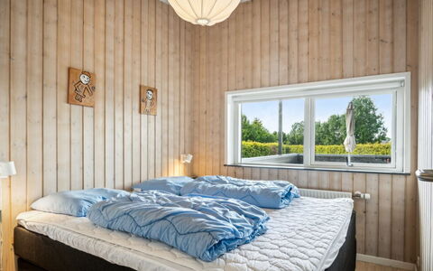 Gloria - 500M from the Sea: Slaapkamer, Hout, Bed, Interieur Ontwerp, Laken, Bedding, Flooring, Plafond, Verdieping, Meubilair