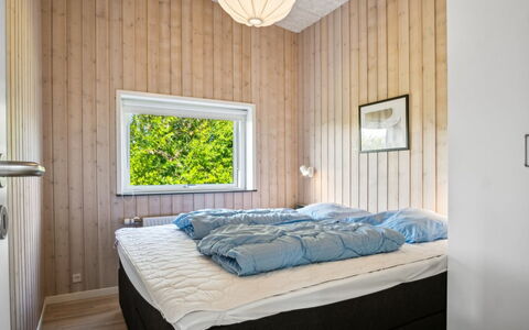 Gloria - 500M from the Sea: Slaapkamer, Hout, Interieur Ontwerp, Bed, Flooring, Plafond, Verdieping, Laken, Bedding, Kamer