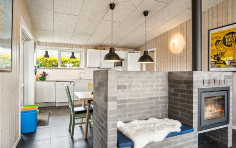 Gloria - 500M from the Sea: Muur, Flooring, Hout, Interieur Ontwerp, Plafond, Verdieping, Meubilair, Kamer, Haard, Keuken