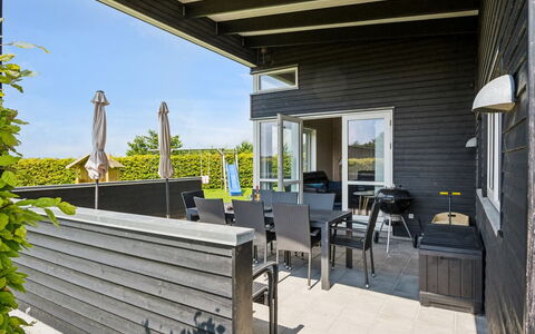 Gloria - 500M from the Sea: Veranda, Buitenmeubels, Dek, Schaduw, Stoel, Hardwood, Balkon, Plank, Gang, Boardwalk