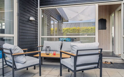 Gloria - 500M from the Sea: Meubilair, Interieur Ontwerp, Flooring, Verdieping, Plafond, Kamer, Stoel, Tafel, Appartement, Keuken En Eettafel